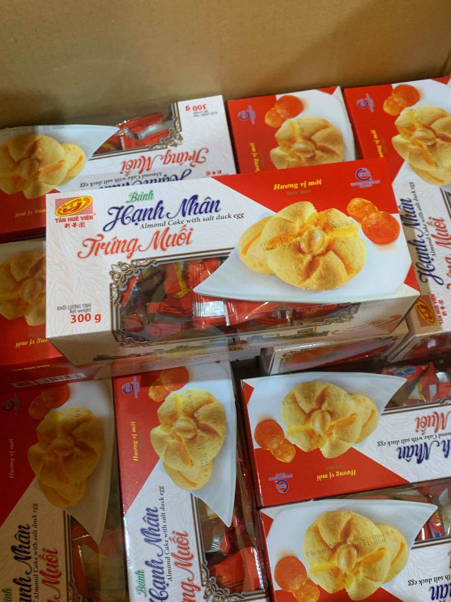Hạnh nhân trứng muối Tân Huê Viên