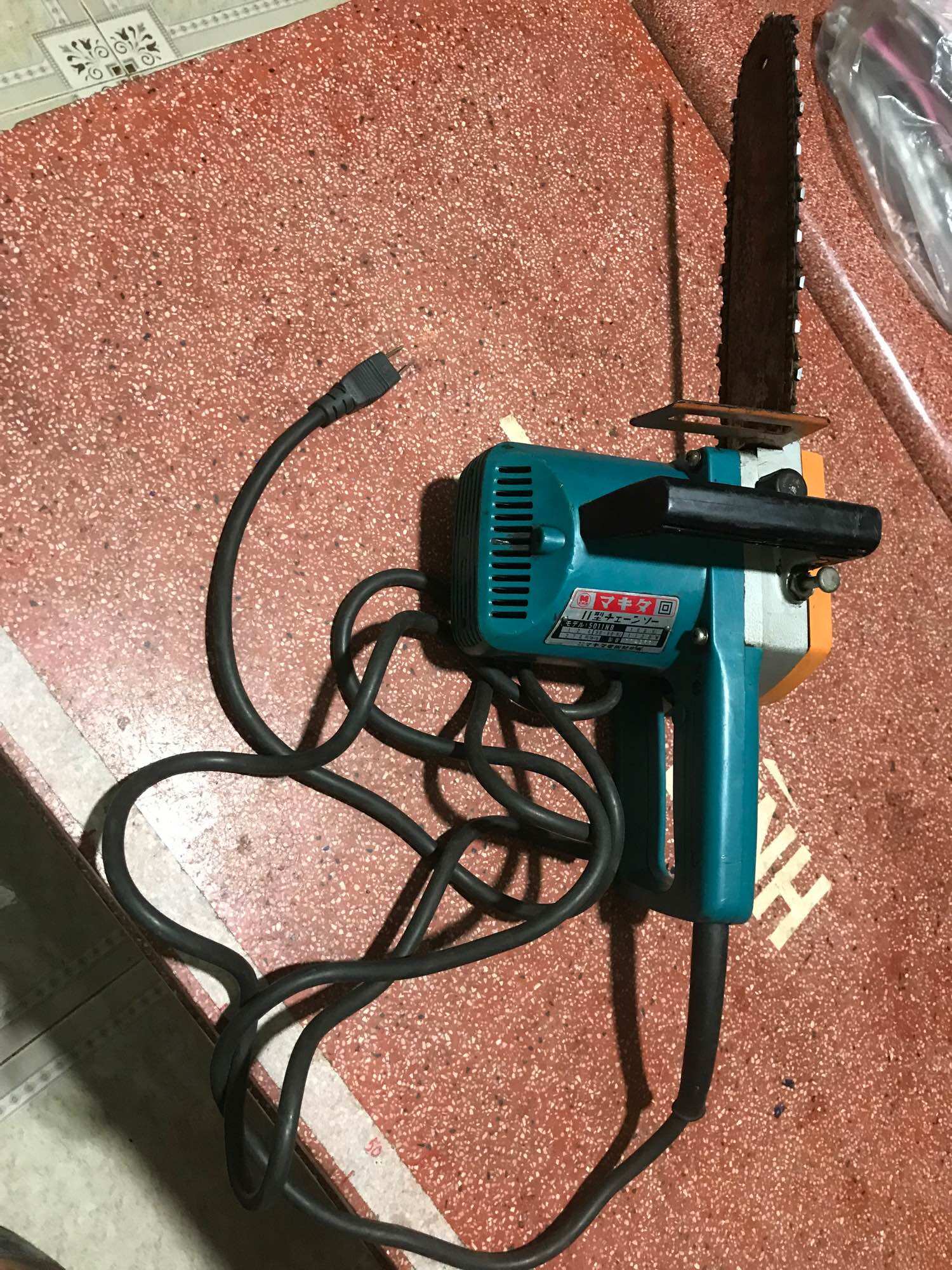 Cưa xích Makita 5011NB nhật bãi, xài điện 100v, Lam dài 35cm nặng 4kg, hoạt động Ok.