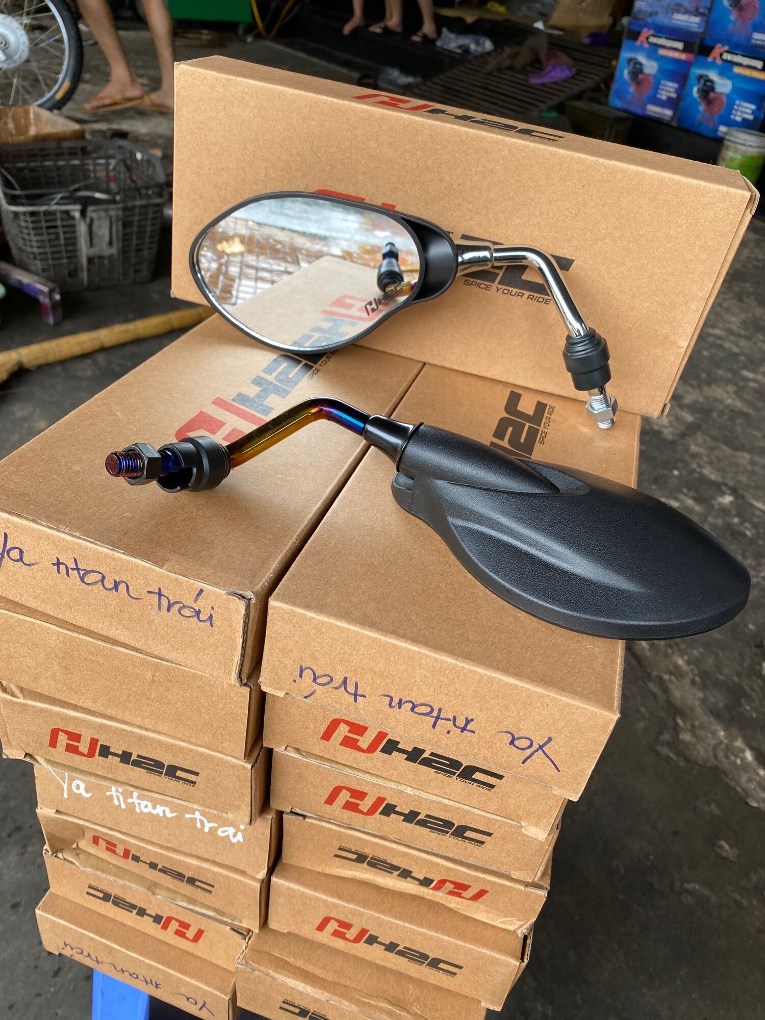 [ BÁN LẺ ] KÍNH H2C YAZ CHÂN TITAN, INOX - LẺ BÊN TRÁI RĂNG XUÔI GẮN CHO TẤT CẢ DÒNG XE