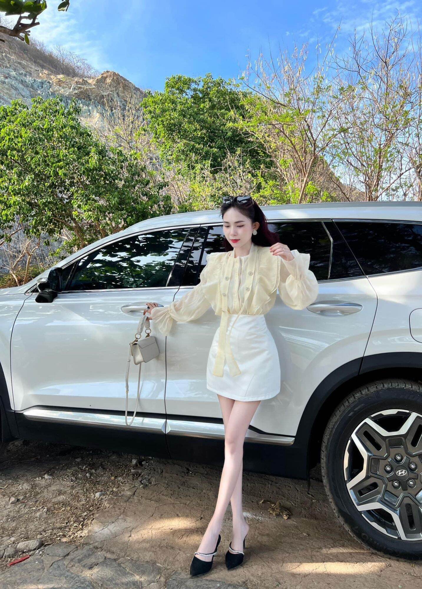 SET ÁO SƠ MI VOAN TƠ VỚI CHÂN VÁY TRẮNG LỤA