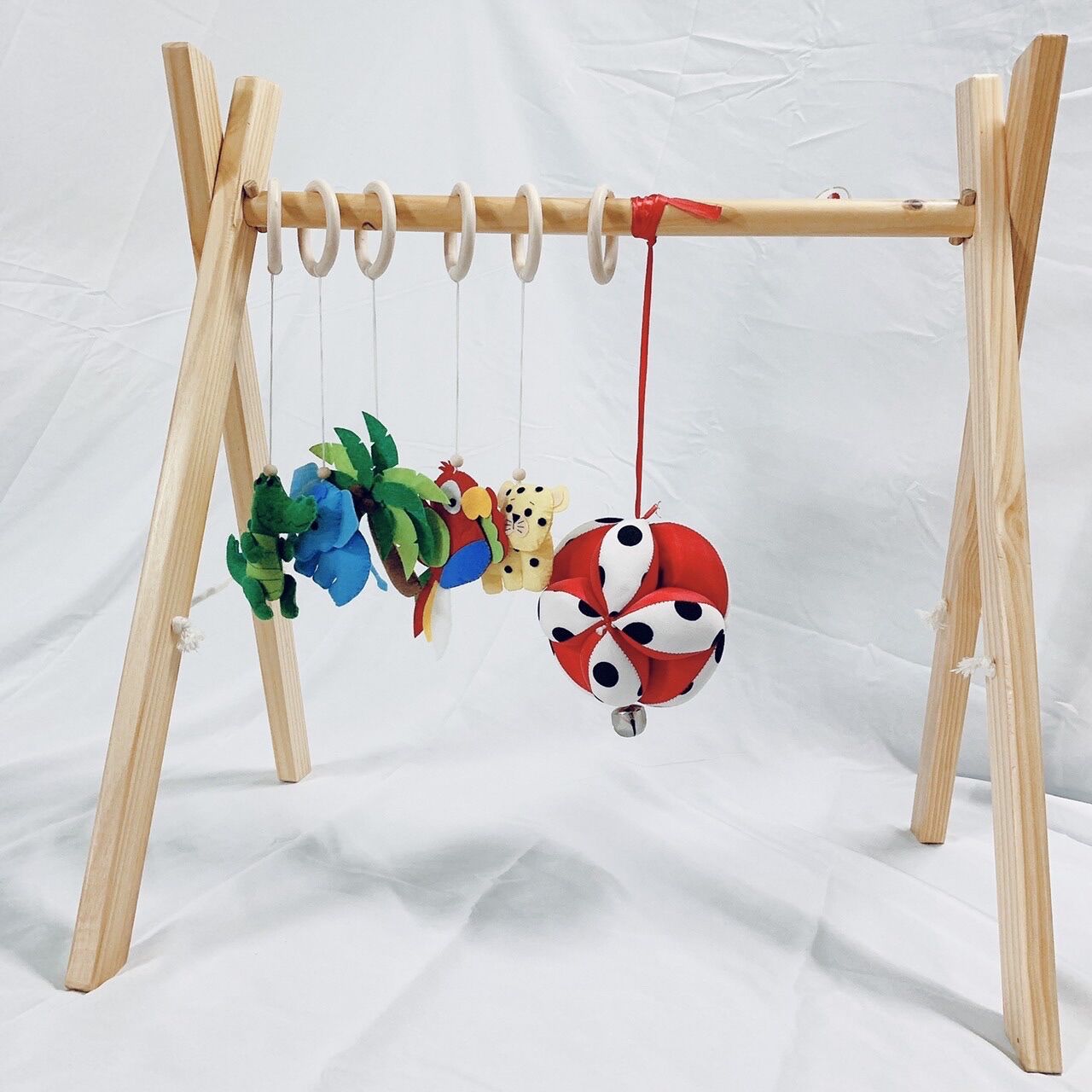Kệ chữ A gỗ treo đồ chơi cho bé