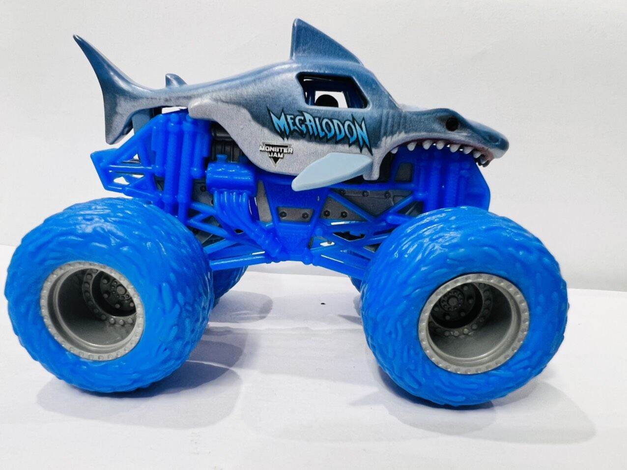 Các mẫu Monster Jam cá mập Megalodon tỉ lệ 1:64