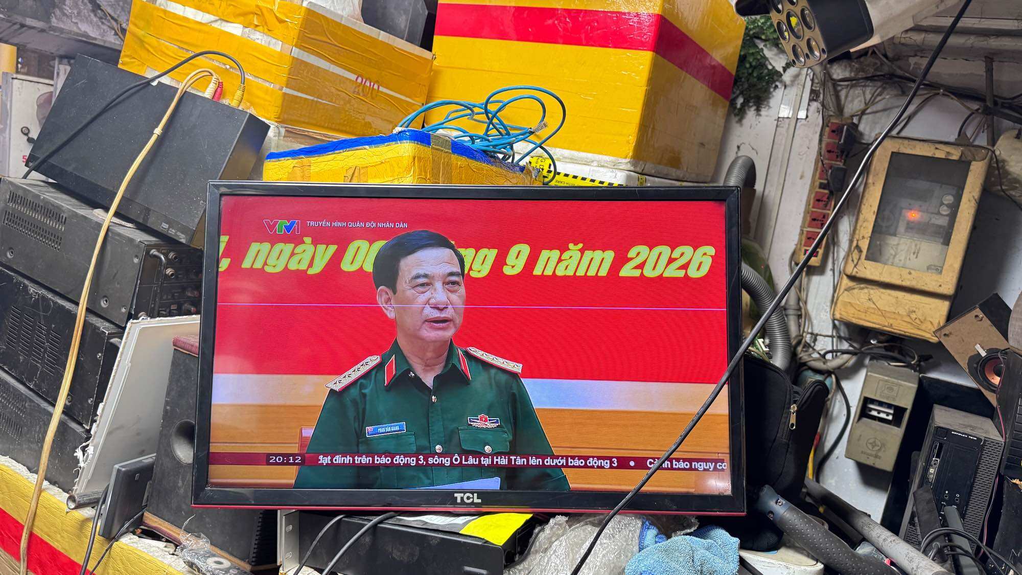 Tivi tcl 28in sọc chỉ ngang giá rẻ
