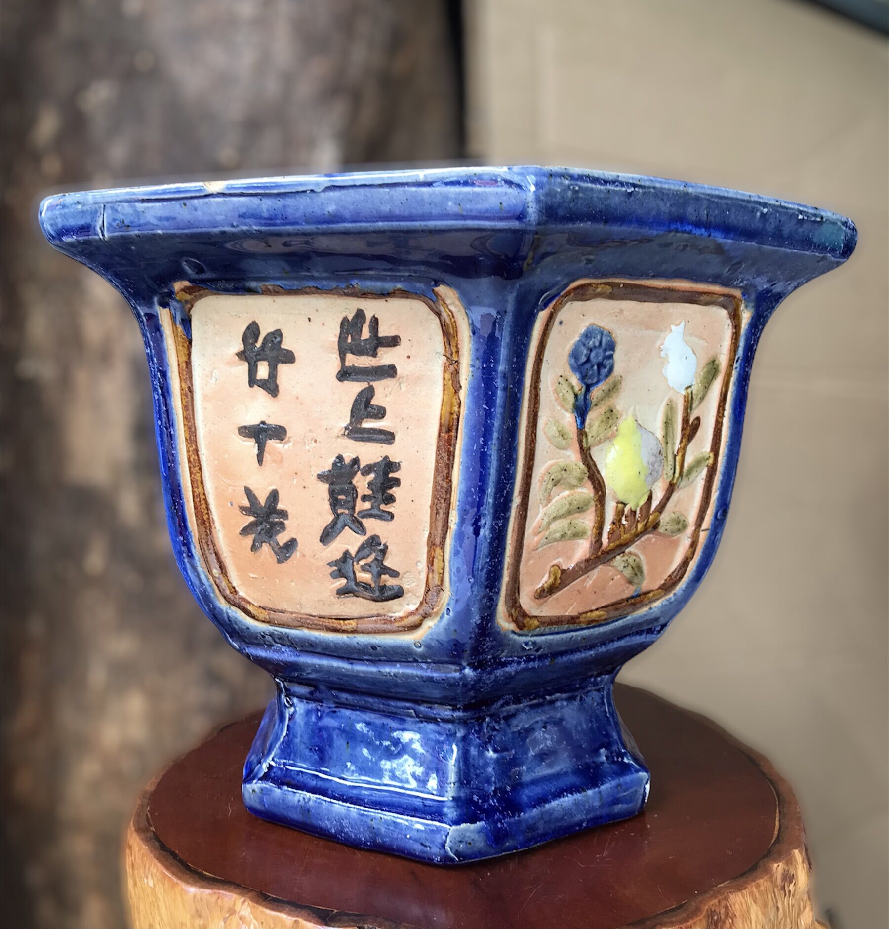 Chậu sứ trồng cây giả cổ.