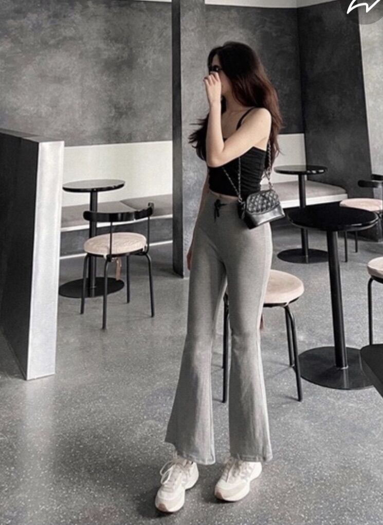 Quần ôm ống loe + áo 2 dây đen