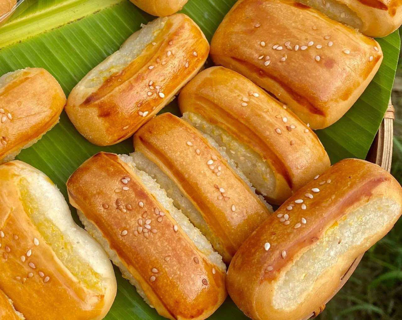 Bánh dừa nướng 17k/ gói 6 cái.