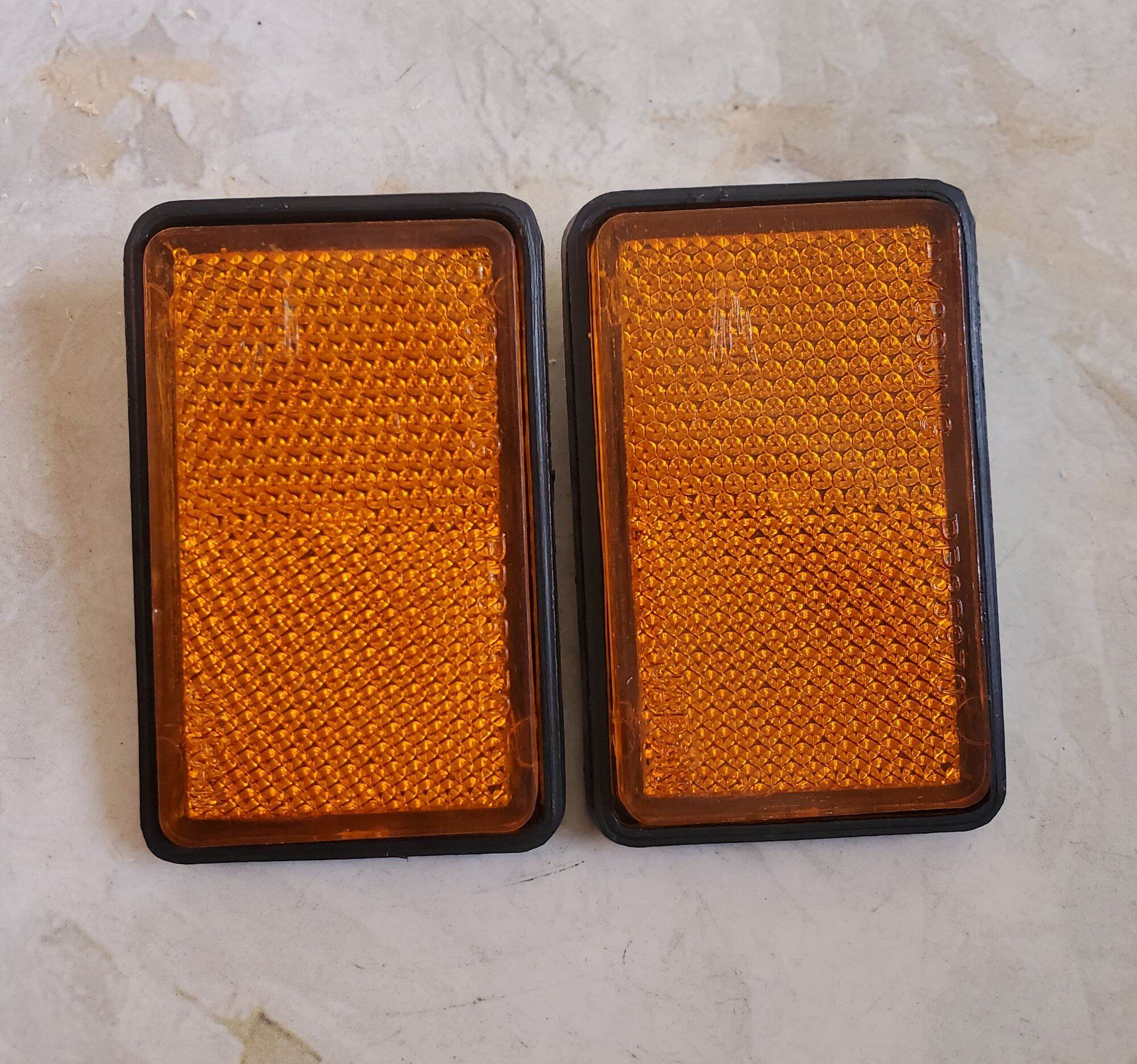 Cặp mắt mèo phản quang xe Max ( gắn 2 bên cóp ).