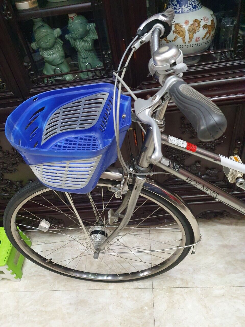 Xe đạp chạy bằng trục láp. Mới 95% Không có xích nên không làm bẩn áo dài,đầm váy