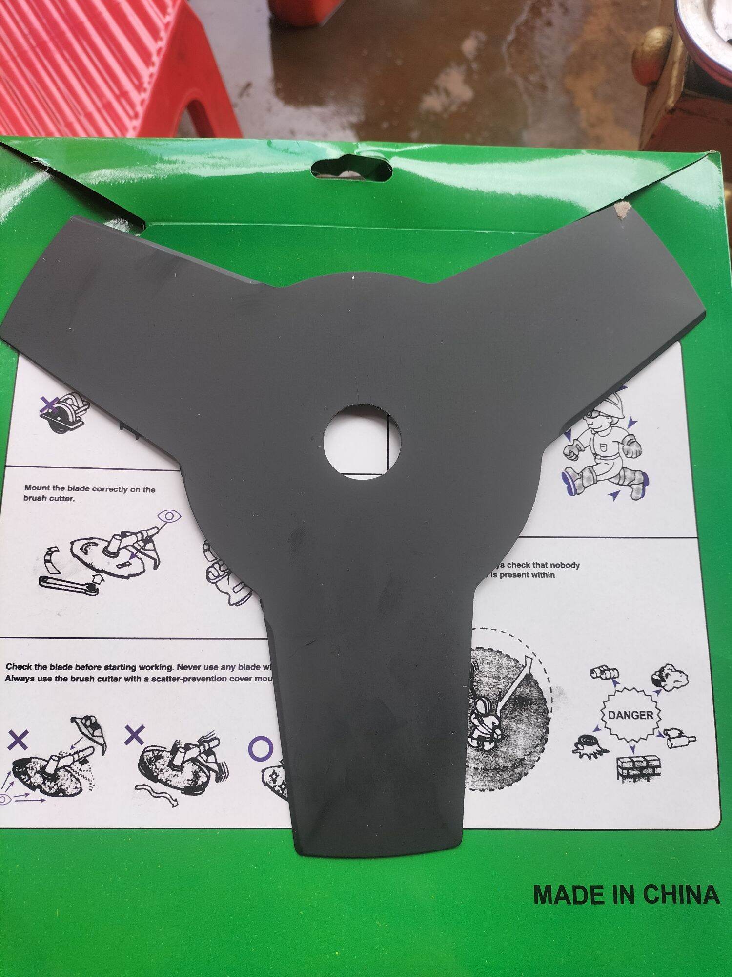 Lưỡi dao cắt cỏ màu đen dài 305mm