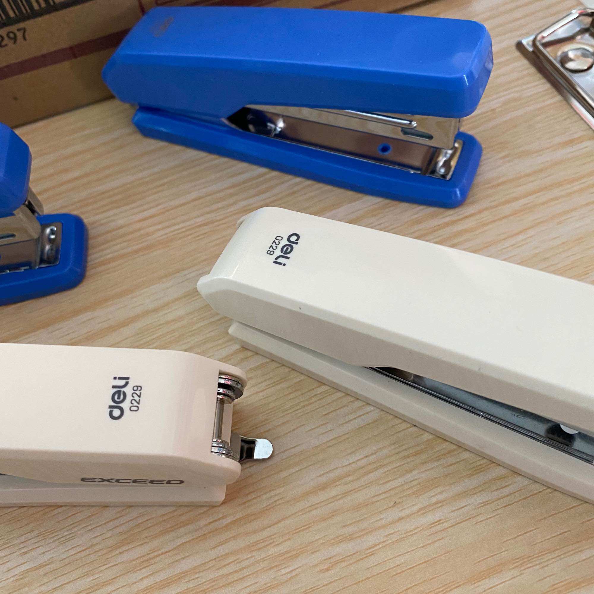 Bấm kim - Dập ghim số 10 Deli 0229
