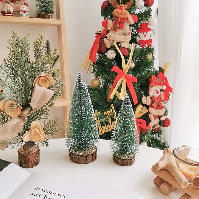 Cây thông Noel mini để bàn trang trí Giáng Sinh