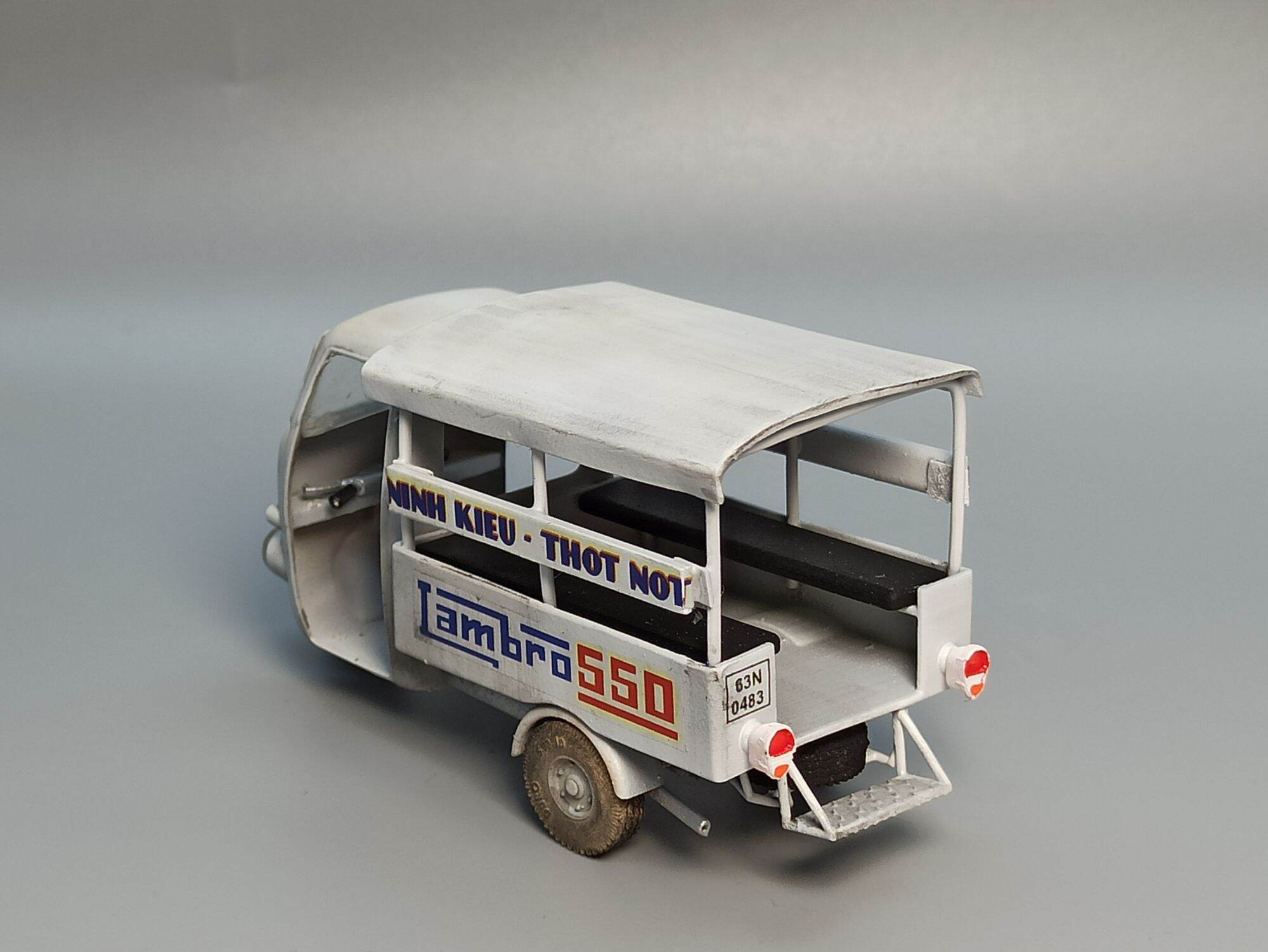 Mô hình xe Lambro 550 tỷ lệ 1/43