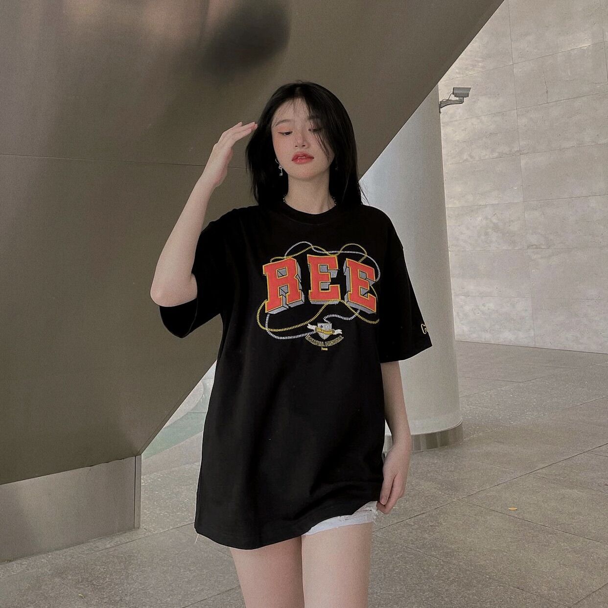 LOCAL BRAND REE - ÁO THUN EMBROIDERED BASIC MÀU ĐEN - THÊU DA