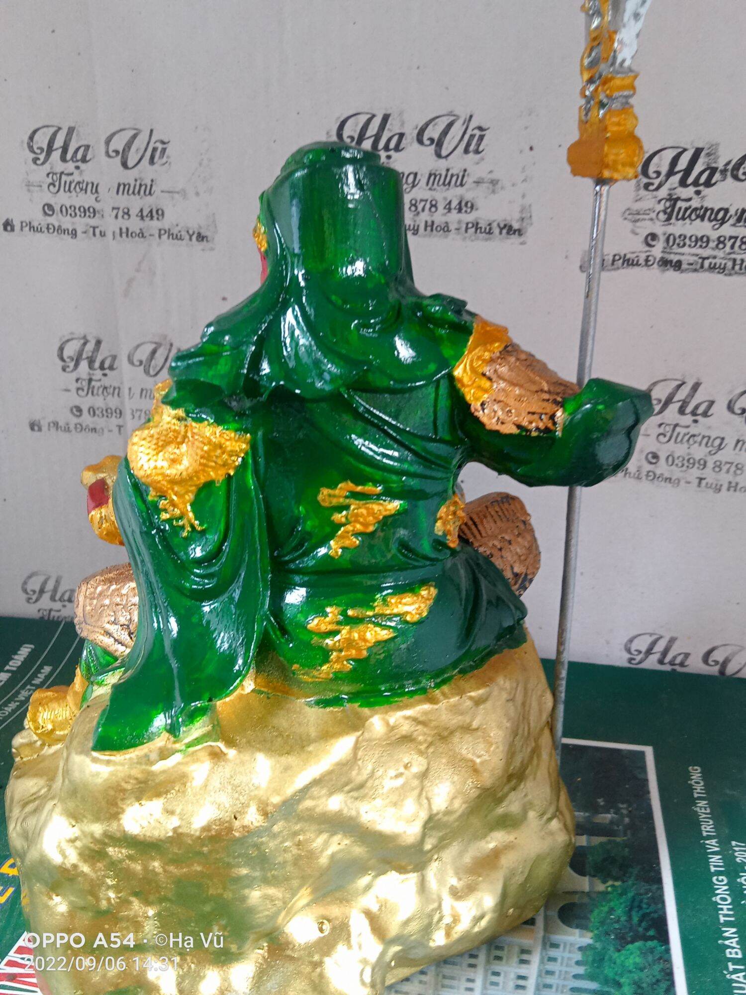 Tượng Quan Công Đọc Sách . quan công cầm sách
