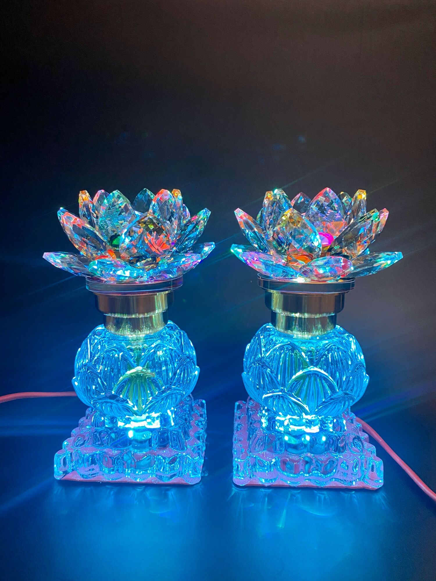 Cặp đèn bàn thờ hoa sen pha lê đổi màu cao 16cm - Thân búp sen pha lê