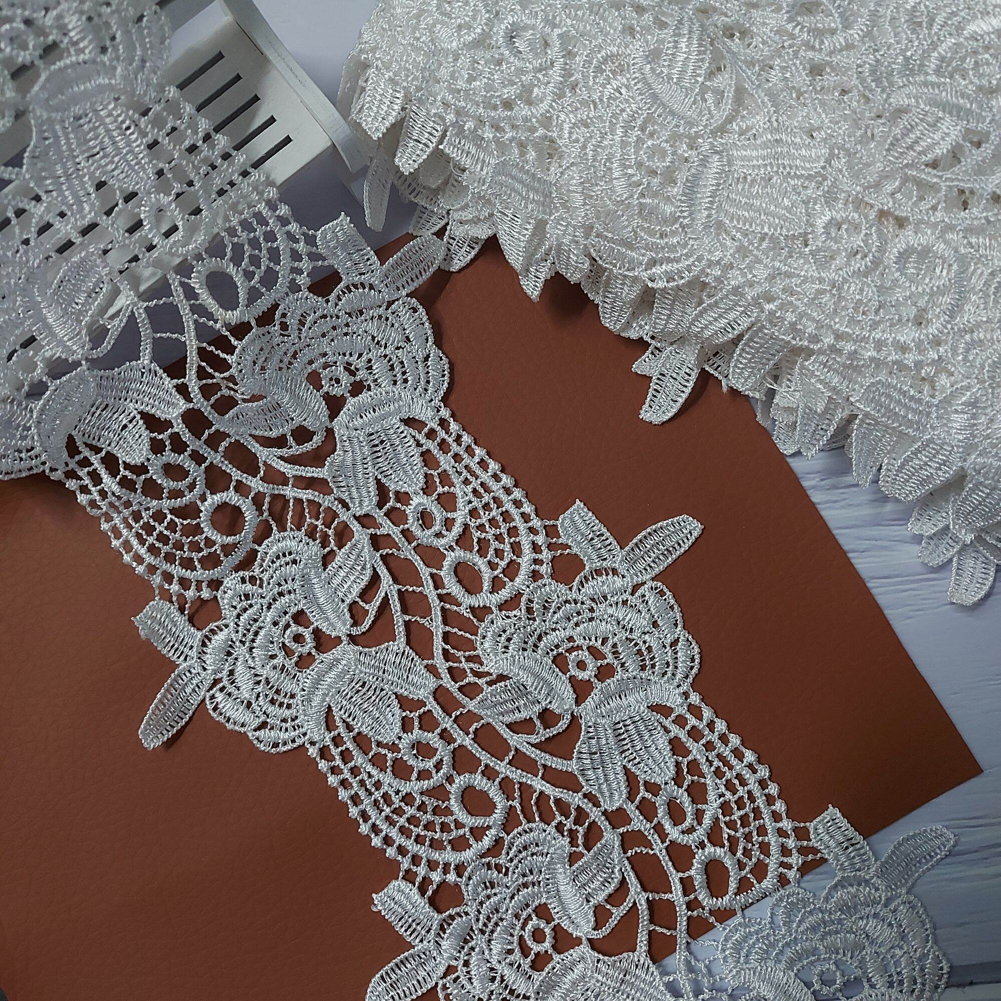 Ren tấm thêu chỉ bóng ,màu trắng ,trang trí thủ công ,bản rộng 11 cm.