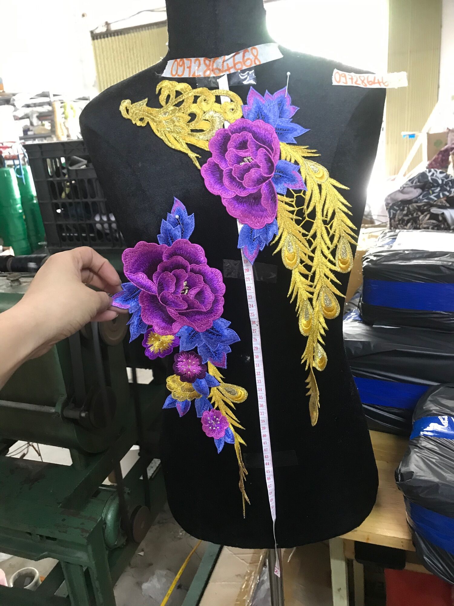 Cặp phụng và hoa thêu