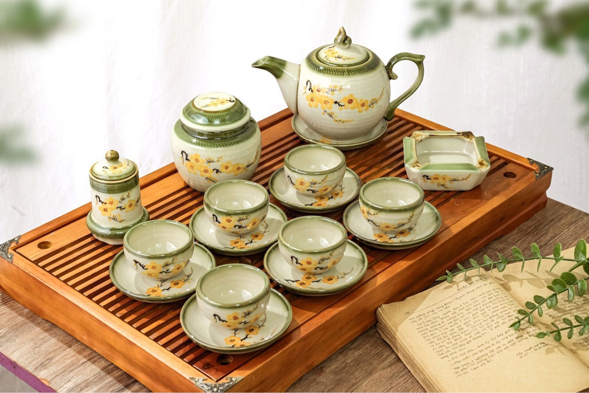Bộ ấm chén uống trà và phụ kiện, men dong. Gốm sứ Bát Tràng.