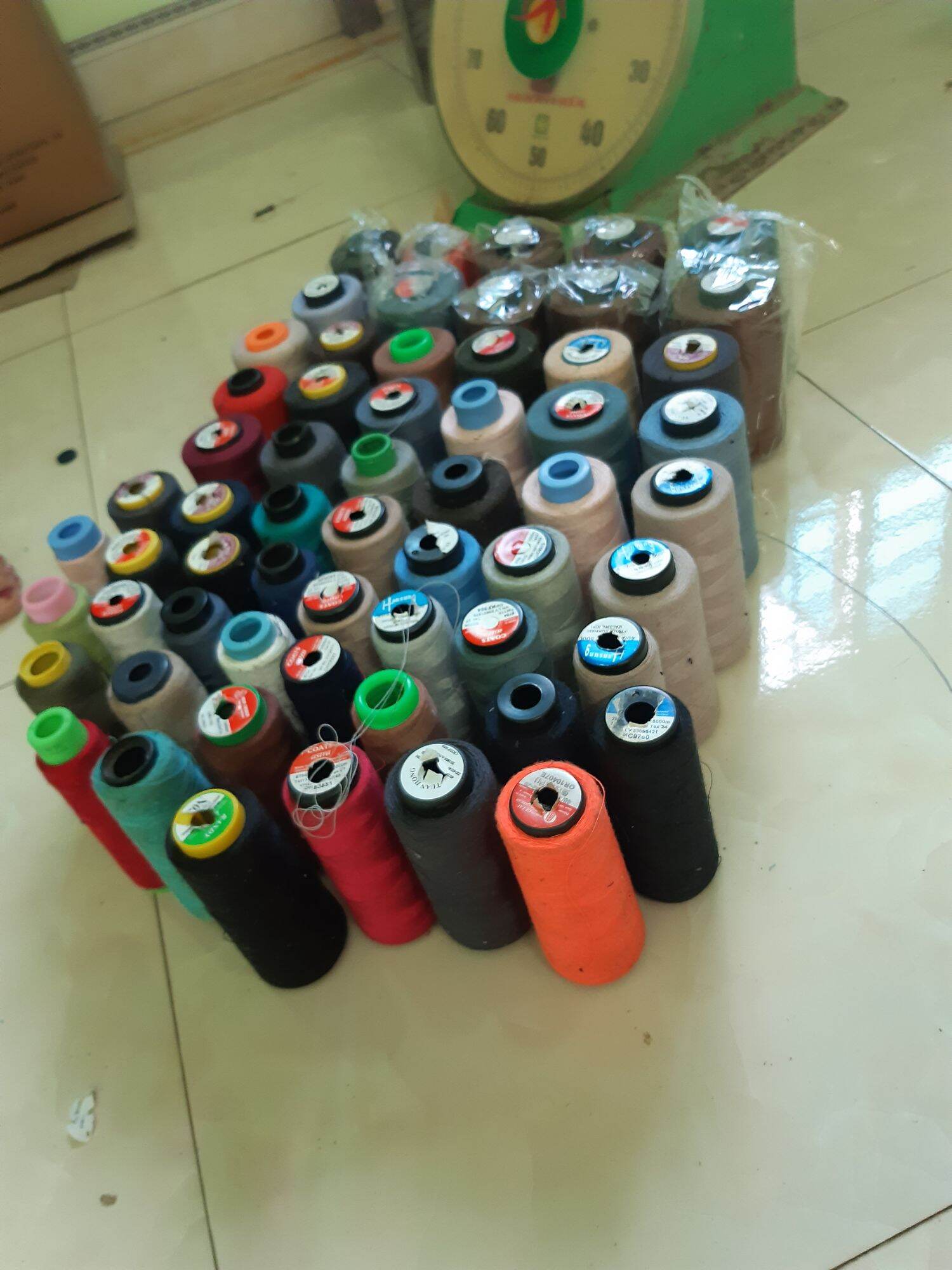 Combo 5kg chỉ may công nghiệp xuất dư đủ màu lộn xộn