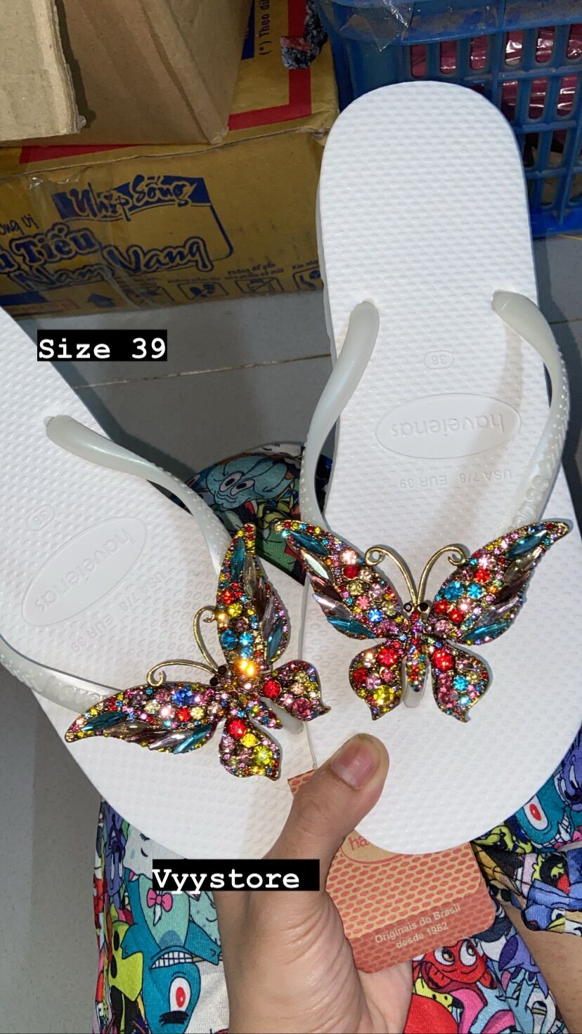 Dép Havaianas kèm charm ngũ sắc