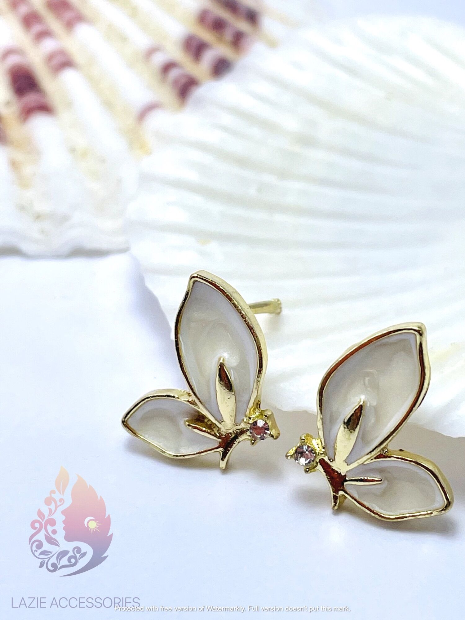 Bông tai nhỏ xinh xắn
