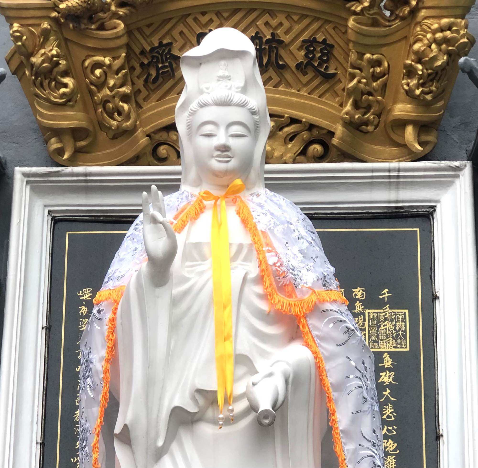 Áo choàng bà quan âm ren kim sa màu trắng