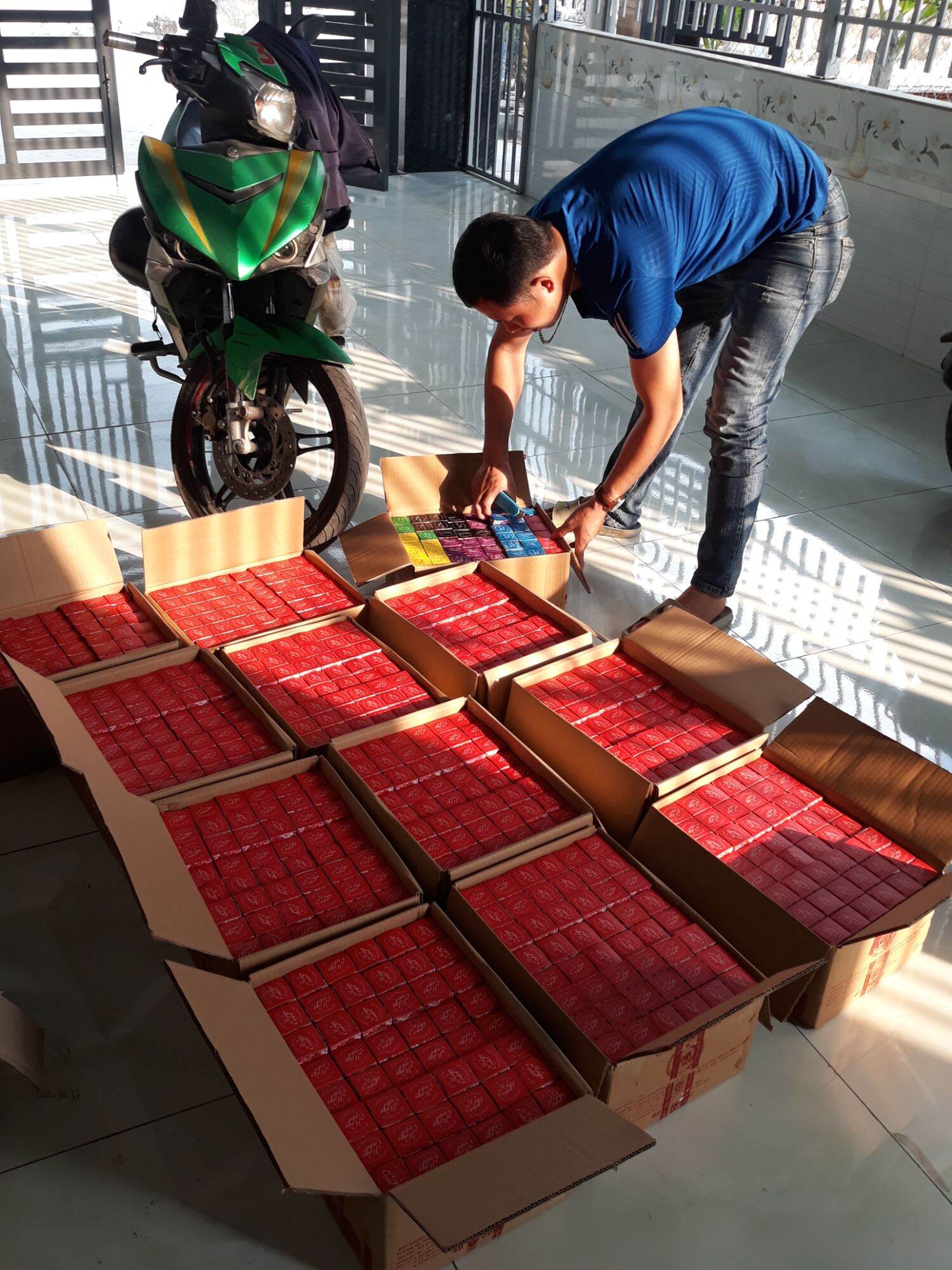 10 CHAI XỊT XẢ VẢI KHÔ ( Màu Đỏ HƯƠNG COM.FOR )