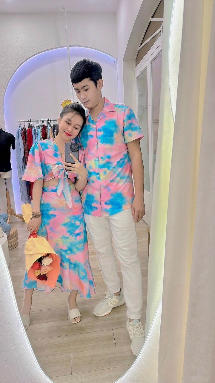 Set đồ đôi gồm: váy dài + áo croptop và somi nam tay ngắn màu loang