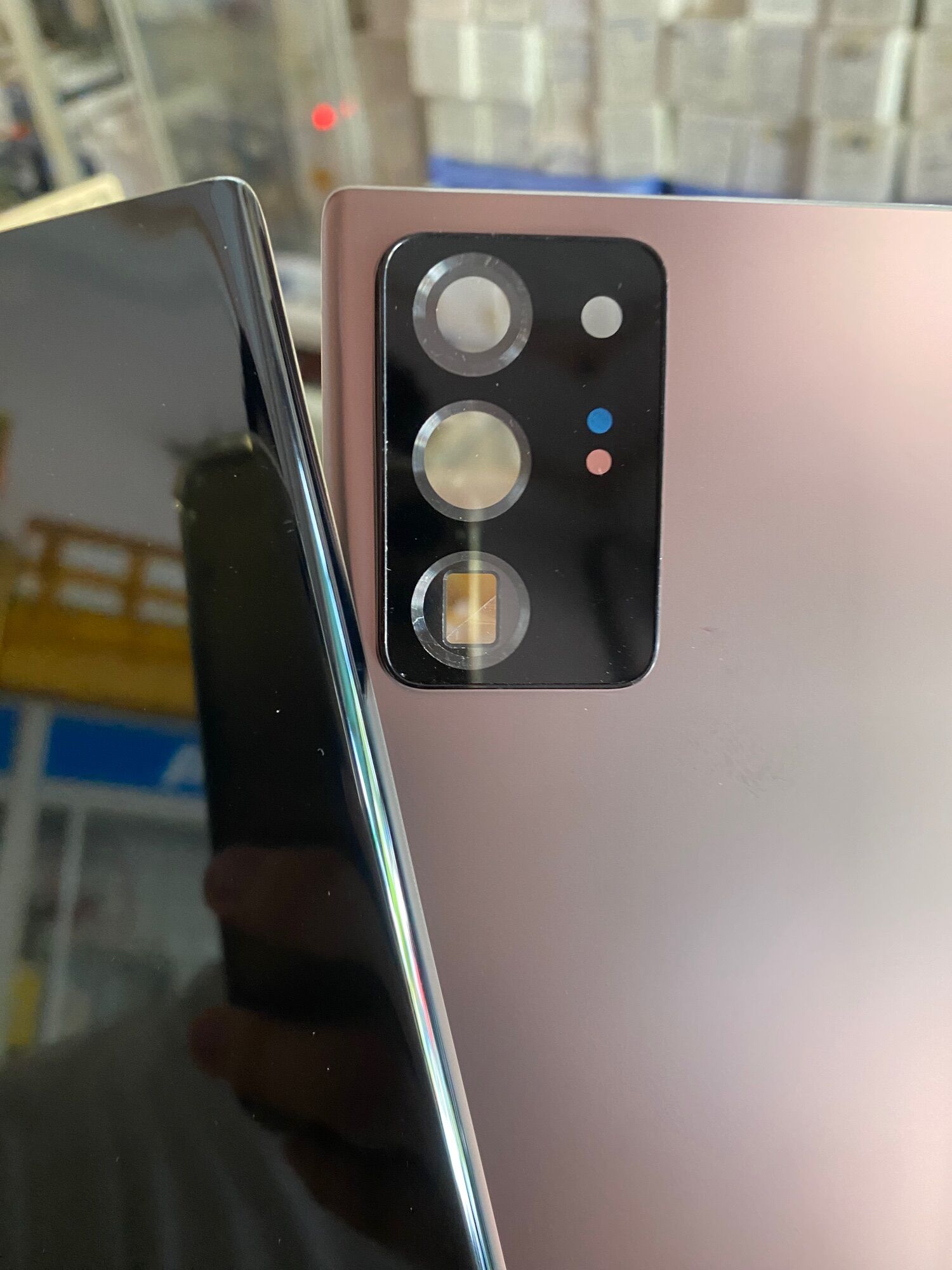 Lưng Samsung Note 20 Ultra có kính cam