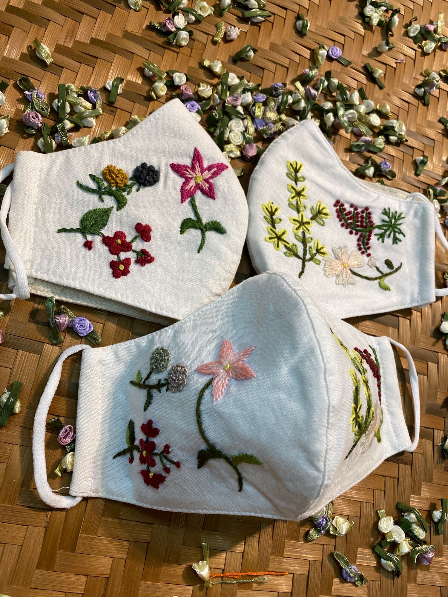 Khẩu trang thêu tay vải linen (handmade by Pong )