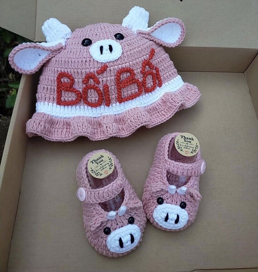 Set giày và nón trâu tóc bím kèm tên bé gái