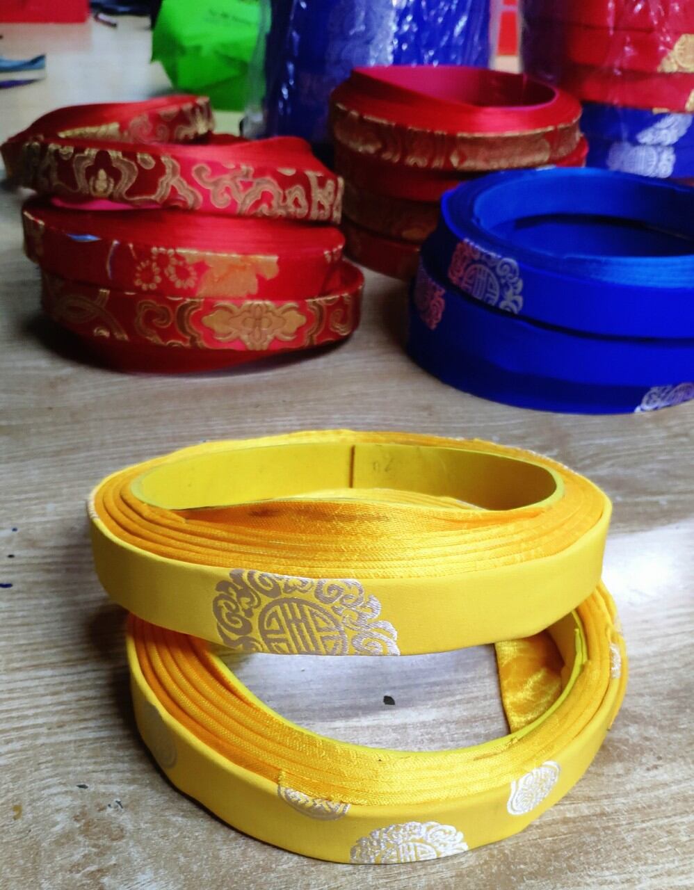 áo dài cách tân bé trai Chất liệu vải gấm.