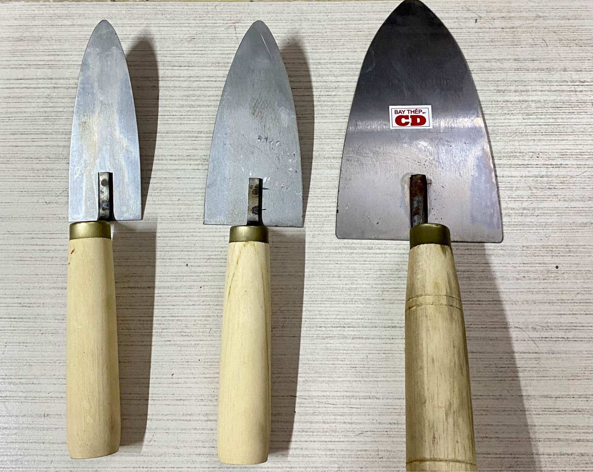 Bay thợ hồ, Bay xây dựng, Bay thép cán gỗ nhiều kích cỡ