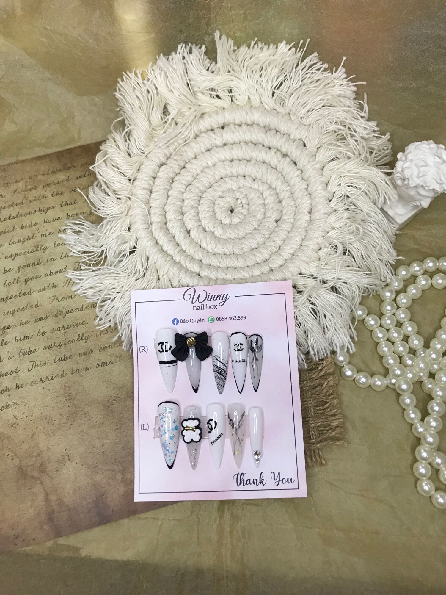 Nailbox móng up móng giả trắng đen chanel nơ đen