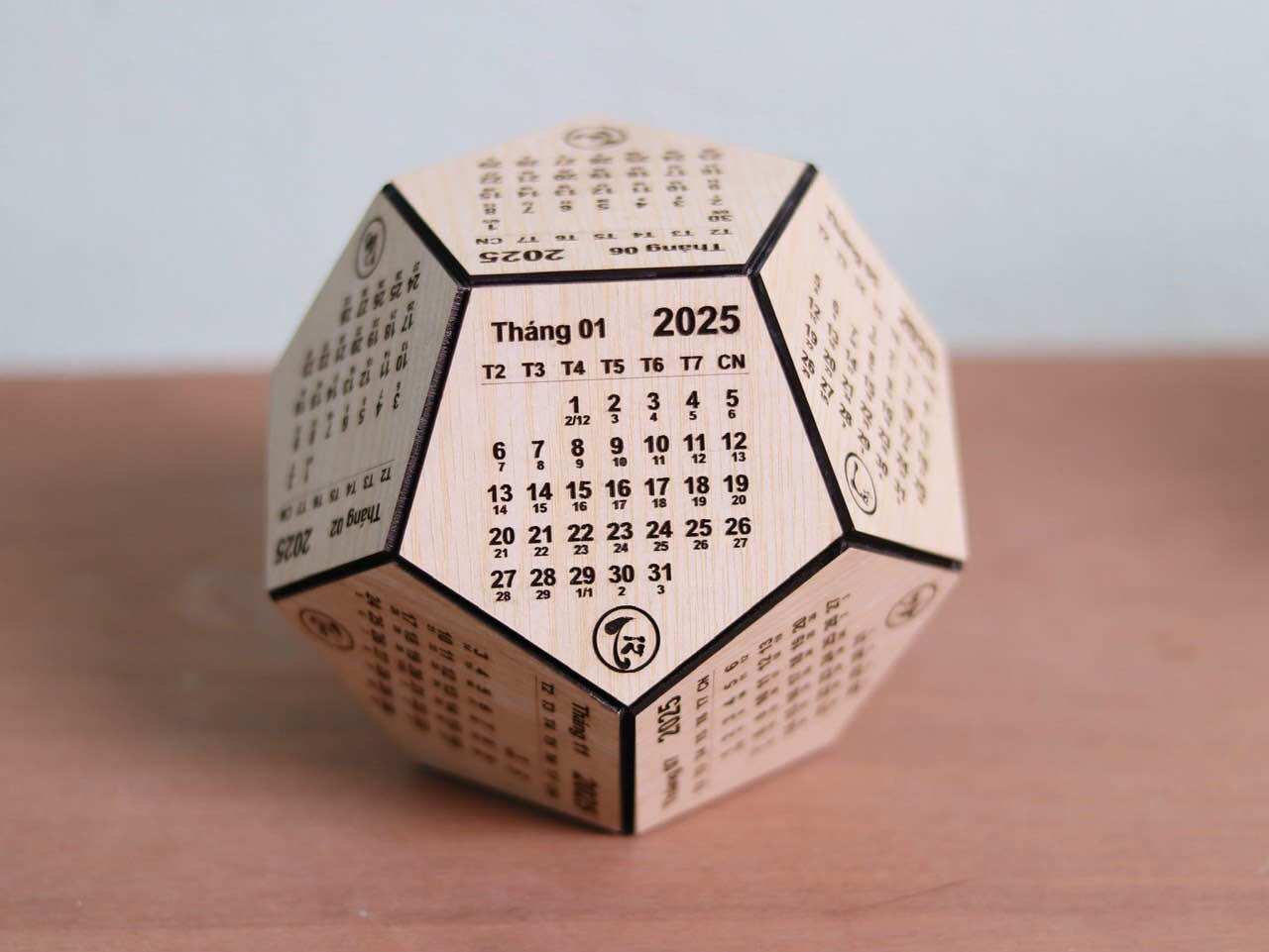 Lịch gỗ lục giác để bàn 12 tháng 2025 ( Lịch Âm kèm đế lịch + khắc chữ theo yêu cầu )
