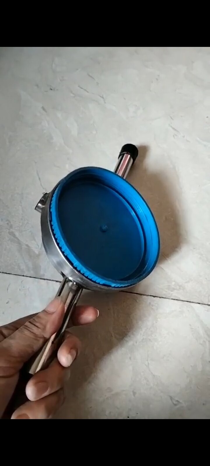 1 cây mở nắp đôi inox mở phi 100 và 110 bình 20 lit