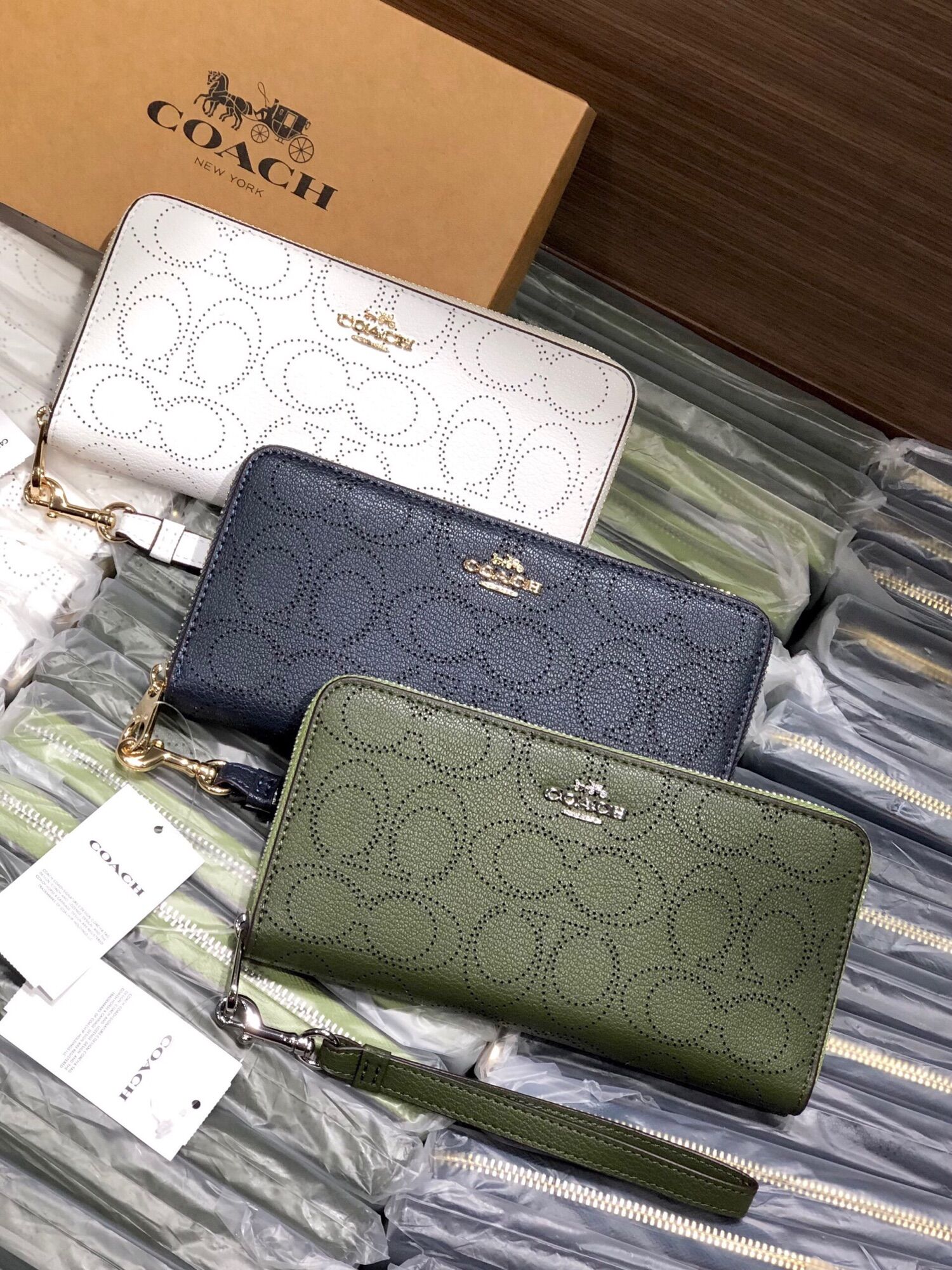 Ví Coach Long Zip hoạ tiết nổi bật