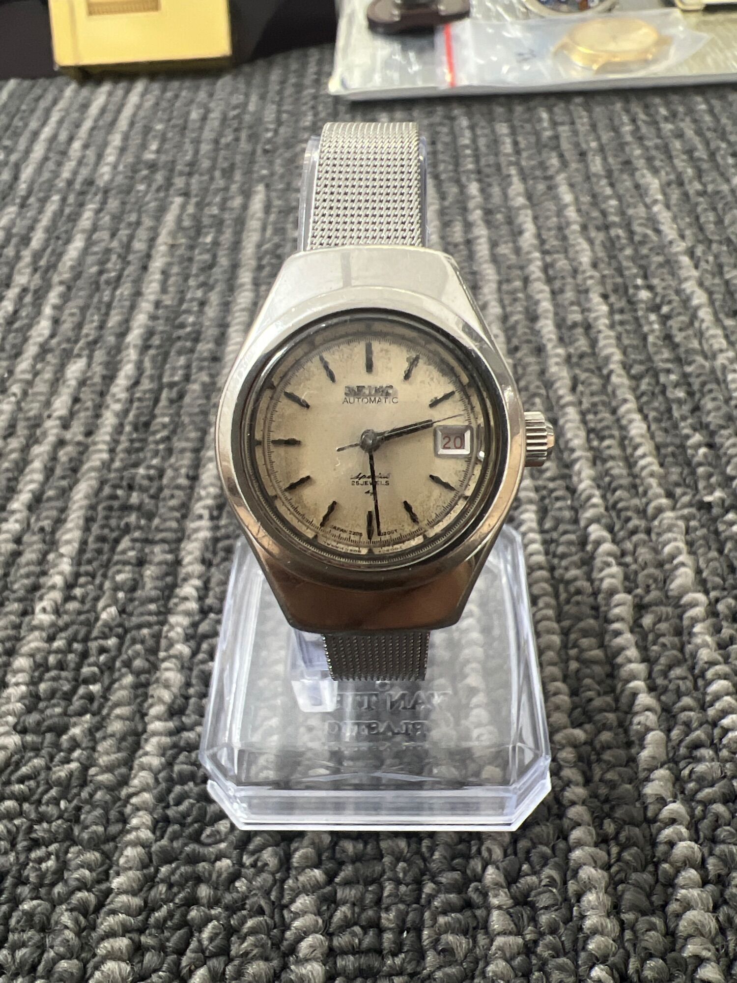 Đồng hồ Seiko cơ cót 17jewel, cũ đã qua sử dụng, size 24mm, mặt đồng gì cũ.