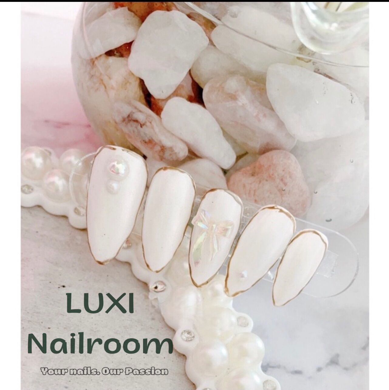 Nailbox - móng úp thiết kế mẫu sơn trơn trắng viền nhũ vàng, charm nơ