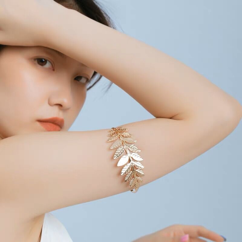 Vòng đeo tay hình chiếc lá - Arora boutique
