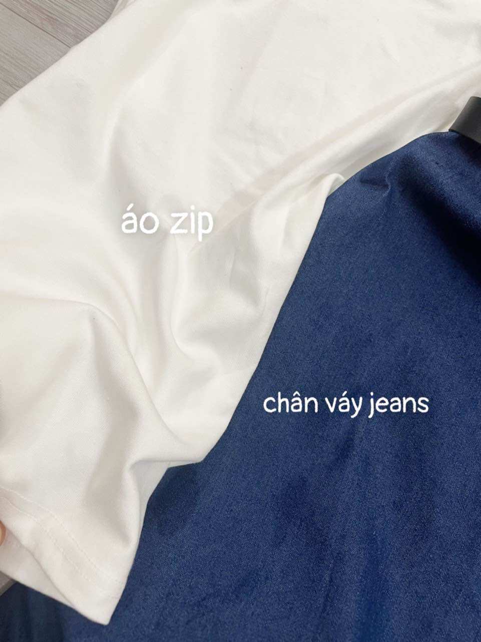 Set áo phông trắng basic mix chân váy jeans xanh kèm belt