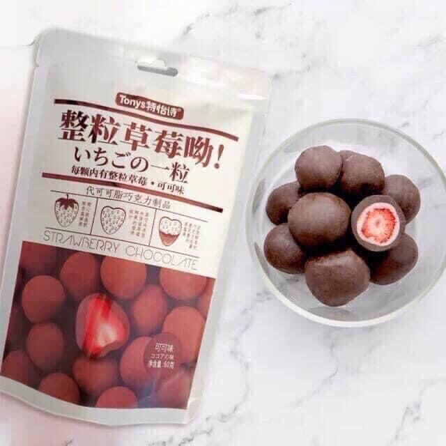 KẸO SOCOLA BỌC DÂU TÂY SẤY