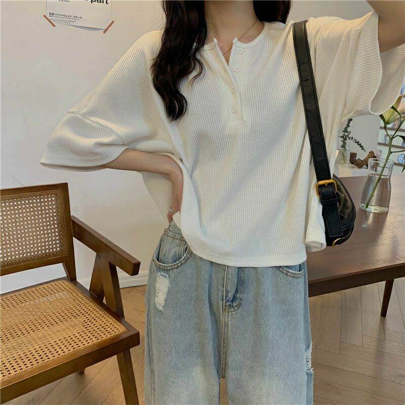 Áo Thun Nữ Form Rộng Tay Ngắn Cổ Tròn Có Nút