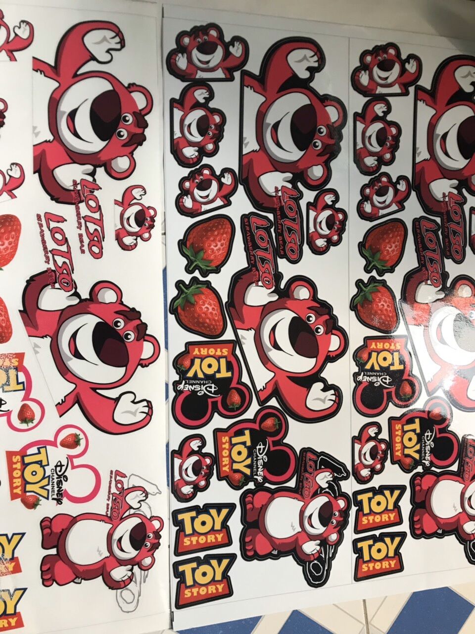 Tem logo Decal gấu Hồng dễ thương Lotso