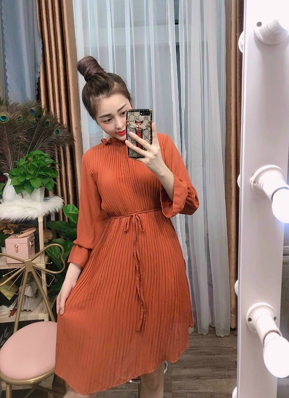 Đầm suông dập ly tay dài cột eo.
