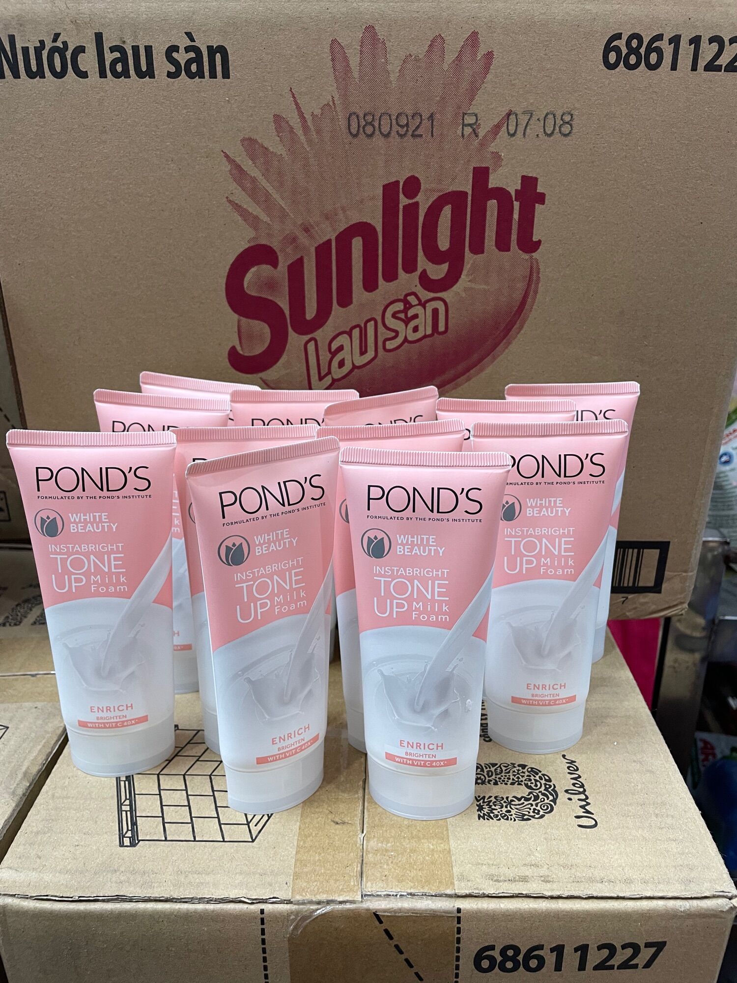 Sữa rửa mặt làm sáng da pond's 100g)