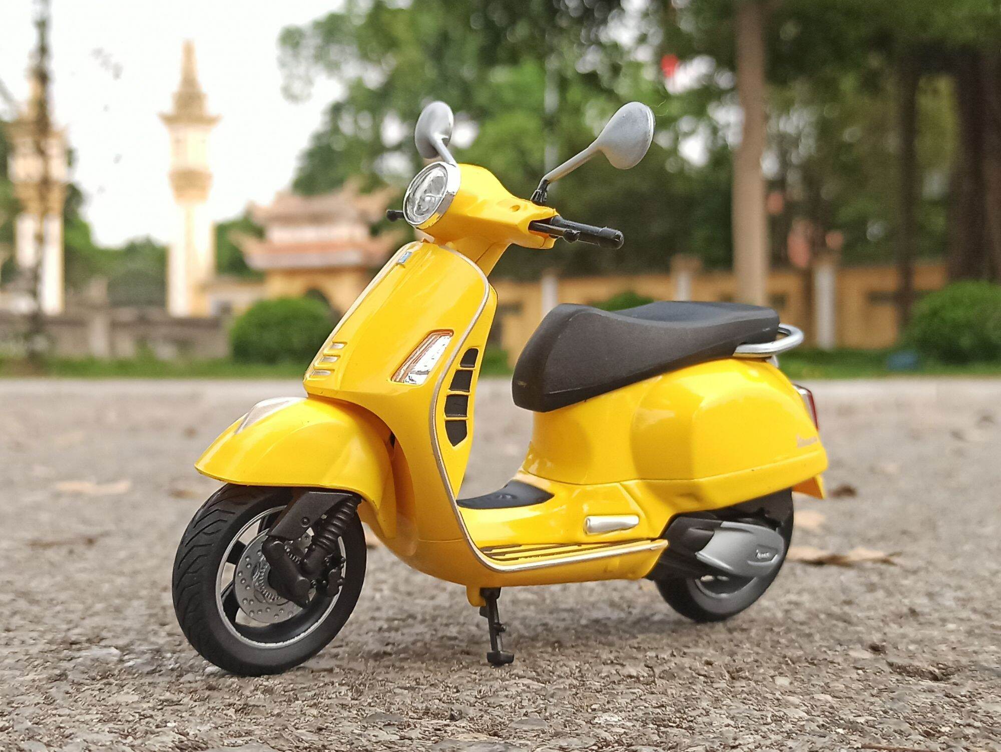 Mô hình xe máy Vespa GTS Super tỷ lệ 1/12