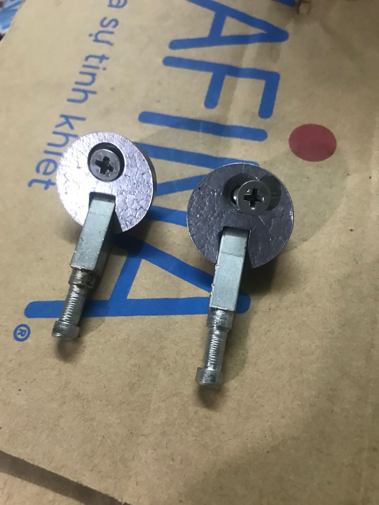 Bản lề máy may gia đình