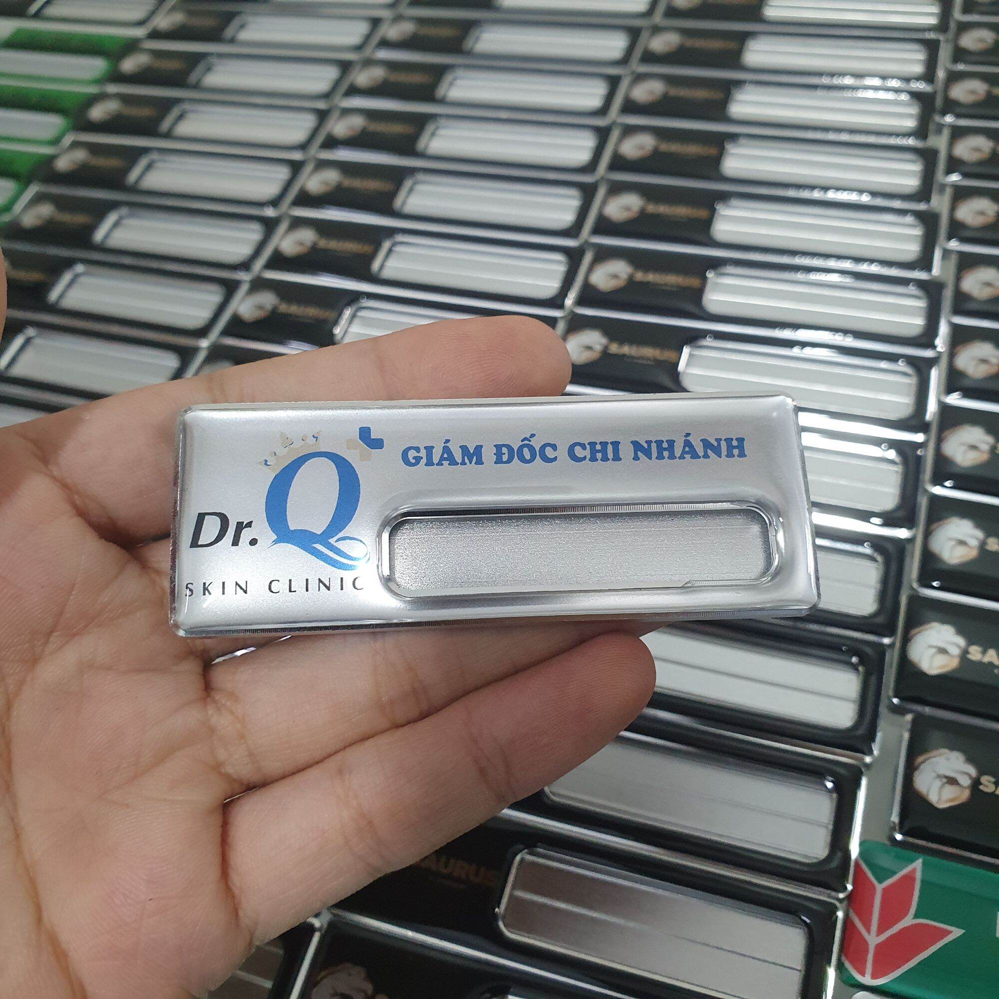 Bảng tên nhân viên thay tên được