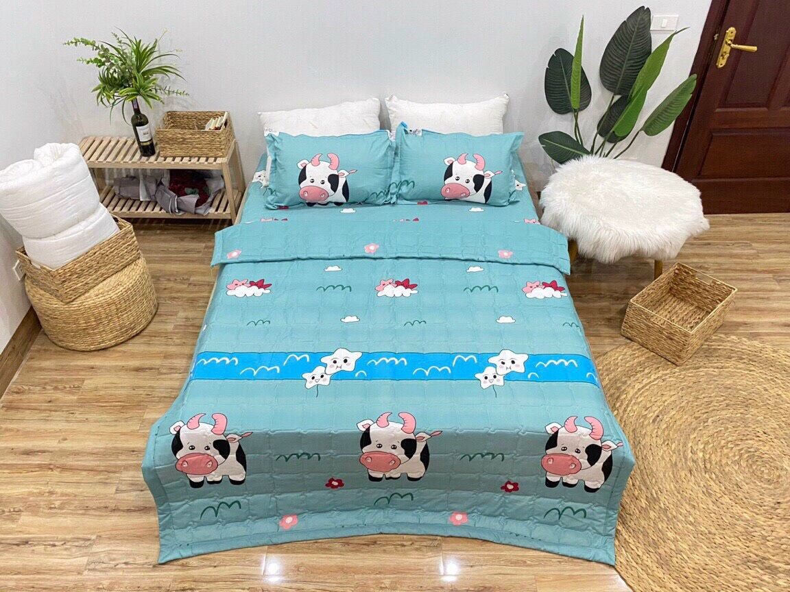 Bộ ga gối 4 món cotton poly con bò sữa( 1 ga chun, 2 vỏ gối nằm, 1 vỏ gối ôm)